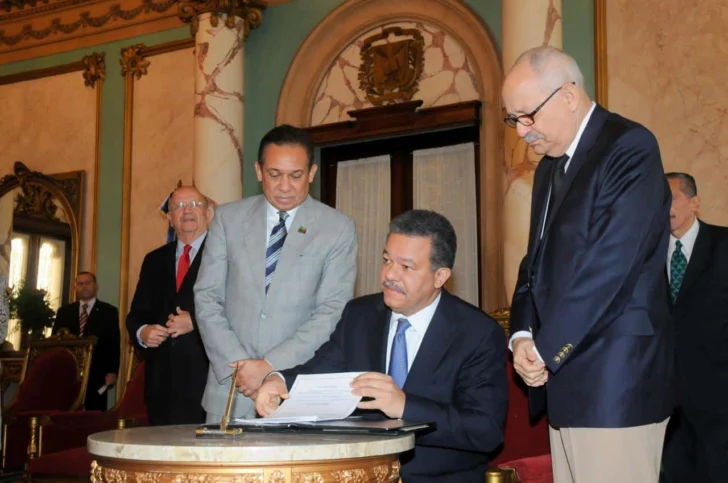  Con el presidente Leonel Fernández y el abogado Abel Rodríguez del Orbe, en el acto de promulgación de la Ley de Cine.