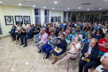  Vista panorámica del público que asistió al acto de presentación de la novela “Cuando gemía la Patria”, de Emilia Pereyra. Fotos de Erickson Polanco.