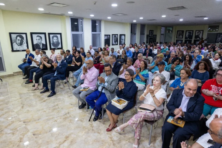  Vista panorámica del público que asistió al acto de presentación de la novela “Cuando gemía la Patria”, de Emilia Pereyra. Fotos de Erickson Polanco.