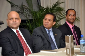  En la puesta en circulación de mi Entrevistar es pensar, en Santo Domingo. De izquierda a derecha, Enegildo Peña, José Rafael Lantigua y León Félix Batista.