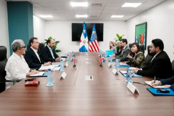 Delegación de Defensa de EE. UU.  intercambia perspectivas en materia de comercio con el país