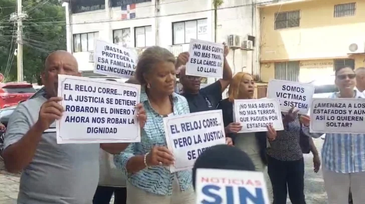 Afectados por caso Nido protestan frente a la Fiscalía en reclamo de justicia