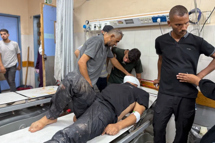 Israel 'lamenta cualquier daño' tras su ataque al hospital Nasser, en el sur de Gaza