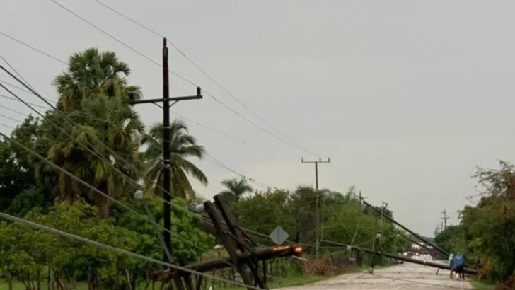 Tornado en San Juan derribó seis postes del tendido eléctrico