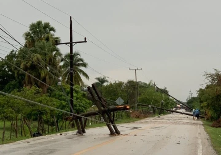 Tornado en San Juan derribó seis postes del tendido eléctrico