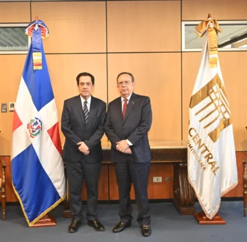 Valdez Albizu se reúne con embajador Tony Raful y estudiantes meritorios de origen dominicano en España