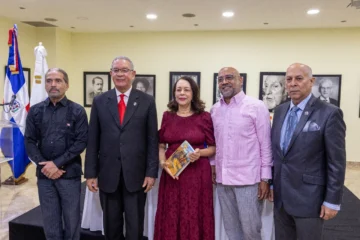  De izquierda a derecha, Juan Pablo Uribe, presidente de la Comisión Permanente de Efemérides Patrias, Wilson Gómez, presidente del Instituto Duartiano, la escritora Emilia Pereyra, Henry Mercedes, director general de Mecenazgo,  y el escritor Eduardo Gautreau de Windt. Fotos de Erickson Polanco.