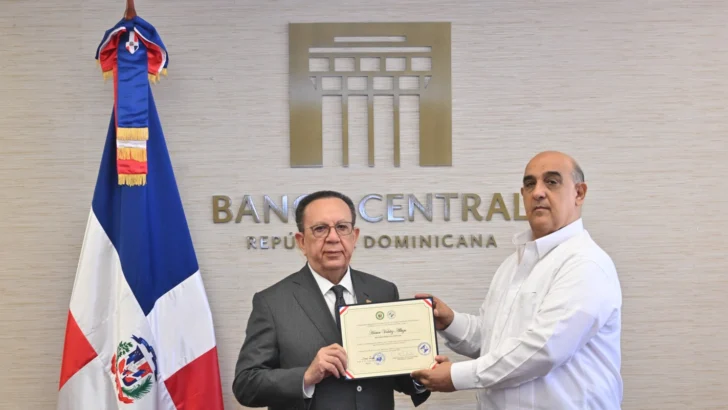 Gobernador Valdez Albizu recibe un reconocimiento del Colegio Dominicano de Economistas