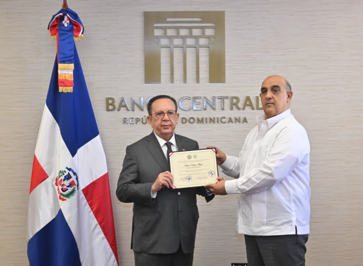 Gobernador Valdez Albizu recibe un reconocimiento del Colegio Dominicano de Economistas