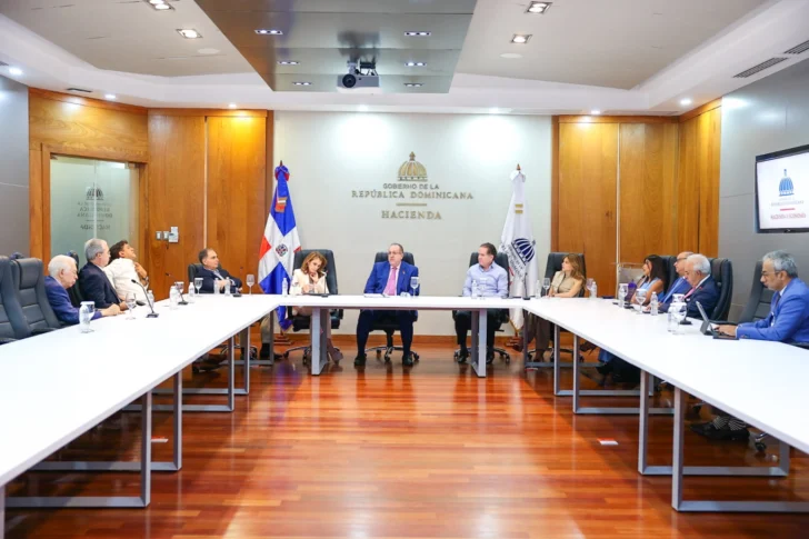 Magín Díaz se reúne con líderes empresariales para fortalecer la confianza y el crecimiento económico