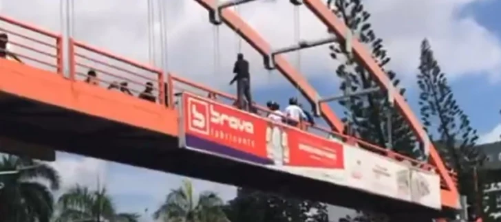 Hombre amenaza con lanzarse de un puente peatonal en la avenida 27 de Febrero