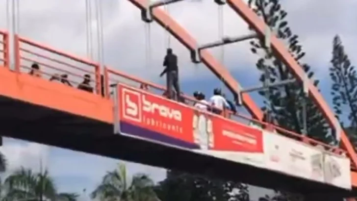 Hombre amenaza con lanzarse de un puente peatonal en la avenida 27 de Febrero
