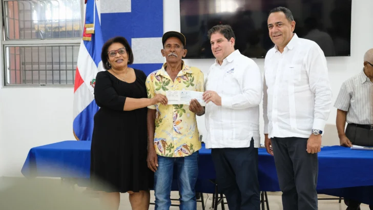 Gobierno entrega apoyo económico a pequeños porcicultores afectados por la Peste Porcina Africana