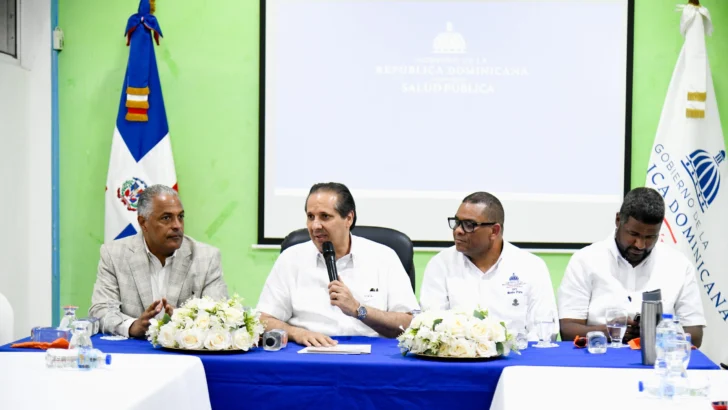 Ministro de Salud Pública realiza recorrido en Monte Plata