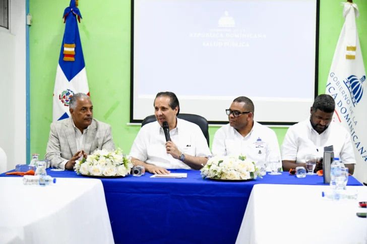 Ministro de Salud Pública realiza recorrido en Monte Plata