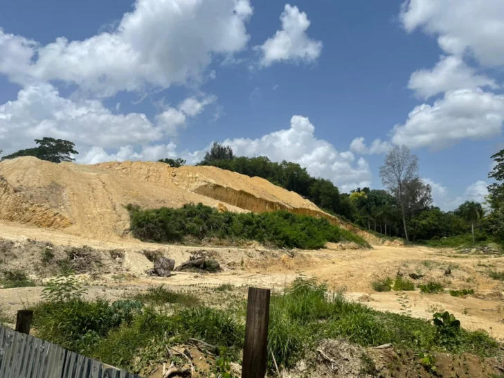 Construcción con permisos irregulares amenaza el Cinturón Verde de Santo Domingo
