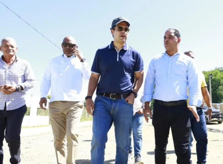 Director del Inapa supervisa alcantarillado en Mao