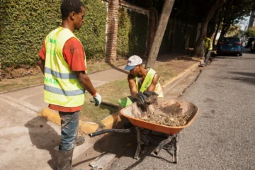 Alcaldía del Distrito Nacional refuerza limpieza y activa semáforos pluviales por huracán Erin y vaguada