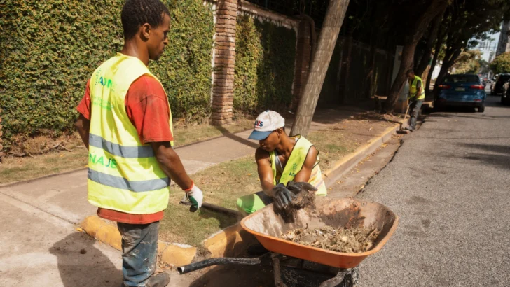 Alcaldía del Distrito Nacional refuerza limpieza y activa semáforos pluviales por huracán Erin y vaguada