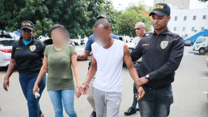 Trasladan al Palacio de Justicia pareja acusada de muerte de niña en Los Guandules Trasladan al Palacio de Justicia pareja acusada de muerte de niña en Los Guandules
