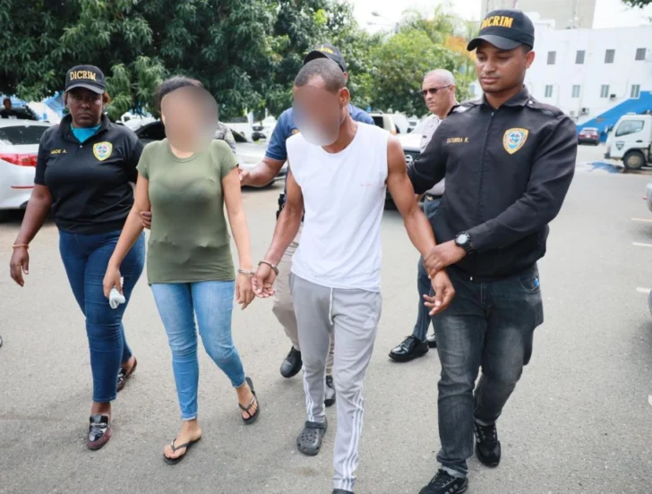 Trasladan al Palacio de Justicia pareja acusada de muerte de niña en Los Guandules