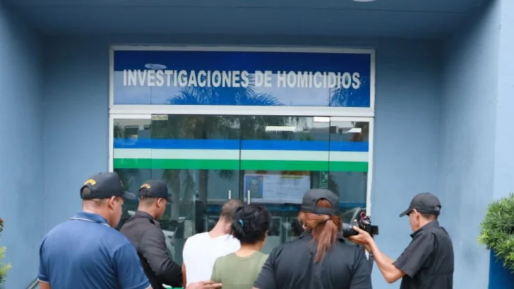 Policía arresta pareja por muerte de niña de 7 años Policía arresta pareja por muerte de niña de 7 años