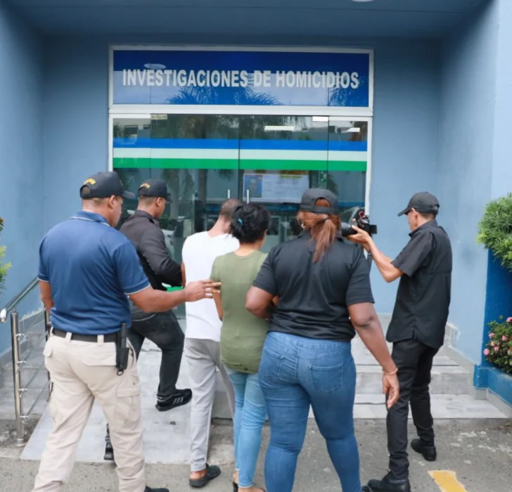 Policía arresta pareja por muerte de niña de 7 años