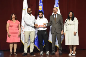 Entregan 350 becas nacionales a estudiantes en carreras STEAM