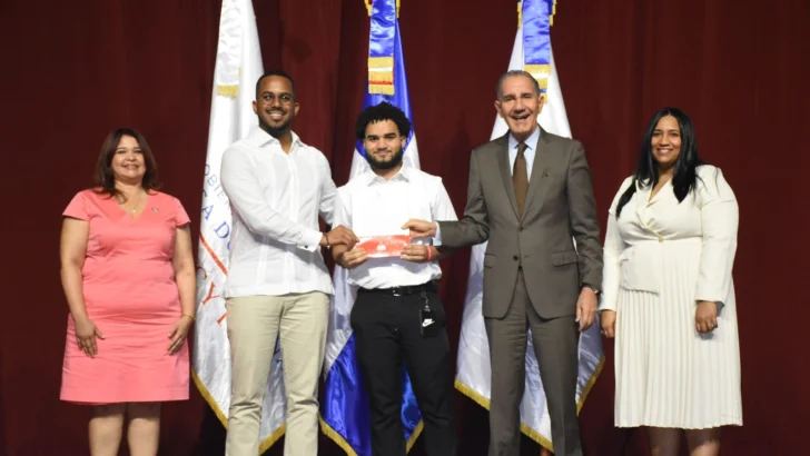 Entregan 350 becas nacionales a estudiantes en carreras STEAM