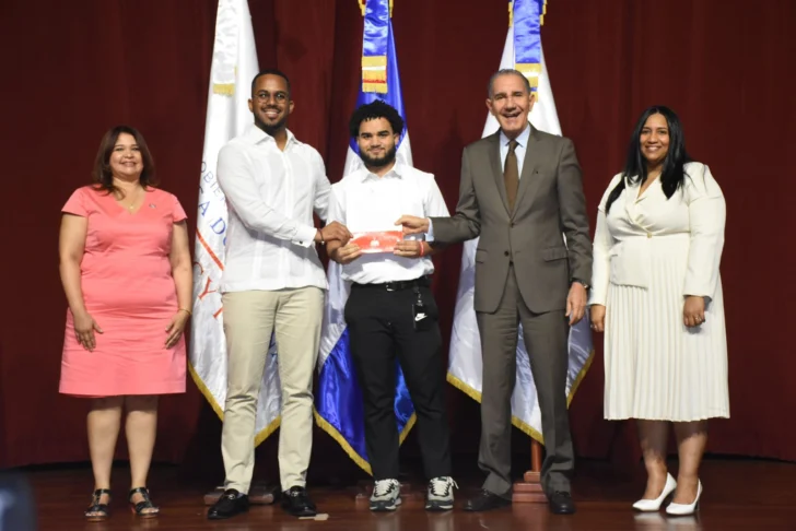 Entregan 350 becas nacionales a estudiantes en carreras STEAM