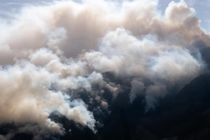 Medio Ambiente refuerza combate de incendio en Parque Armando Bermúdez