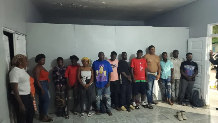 Apresan hombre que transportaba en su vehículo 13 haitianos indocumentados 