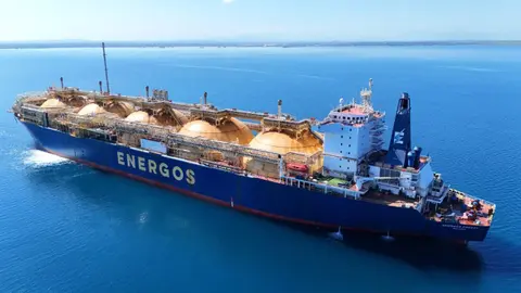 Llega a Montecristi unidad flotante para almacenar gas licuado que alimentará planta de 412 megavatios