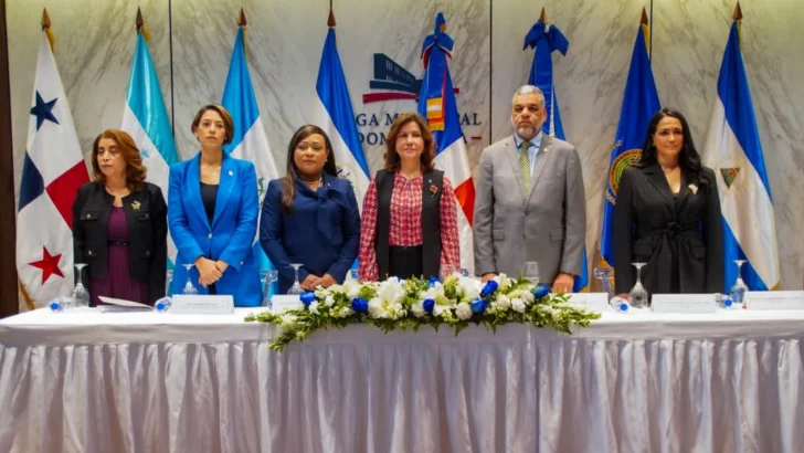 Políticas del Parlacen y COMFAM debaten sobre la migración femenina