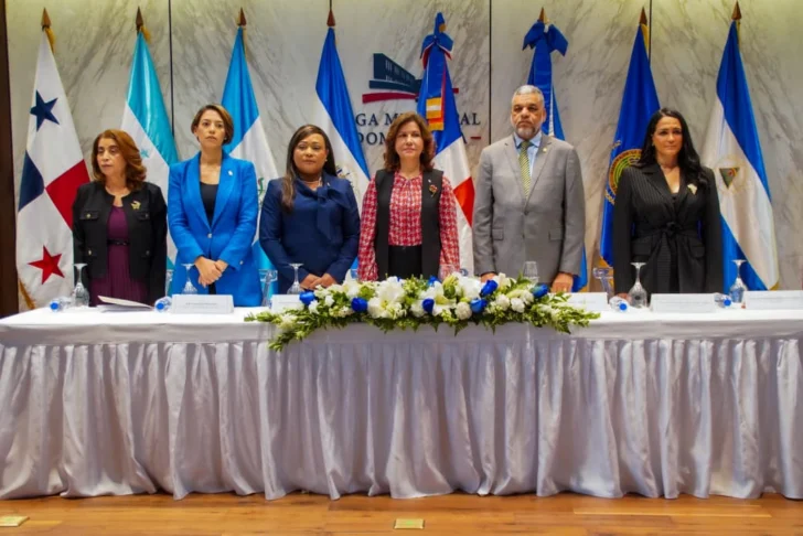 Políticas del Parlacen y COMFAM debaten sobre la migración femenina 