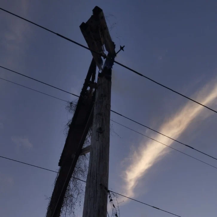 Incendio afecta estructura de redes eléctricas en comunidades de Barahona
