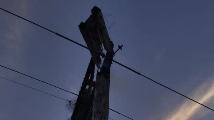 Incendio afecta estructura de redes eléctricas en comunidades de Barahona Incendio afecta estructura de redes eléctricas en comunidades de Barahona