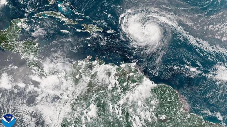 La tormenta Erin se intensifica rápidamente en el Atlántico y se convierte en huracán de categoría 5