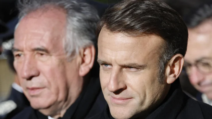 Macron expresa su “total apoyo” al primer ministro, cuyo Gobierno pende de un hilo