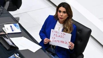 'Ha muerto la democracia': las reacciones a la polémica reforma en El Salvador que permitirá la reelección presidencial indefinida