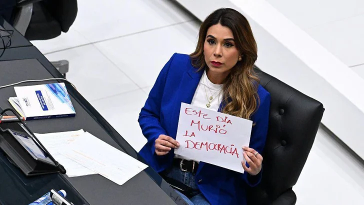 'Ha muerto la democracia': las reacciones a la polémica reforma en El Salvador que permitirá la reelección presidencial indefinida