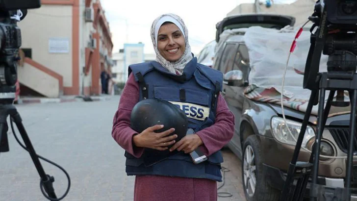 'Hazme sentir orgullosa': el mensaje a su hijo de una reportera del grupo de periodistas muertos en un doble ataque de Israel al hospital Nasser en Gaza