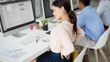 Sentarse erguido no es la única opción: otros tres consejos para mantener una buena postura
