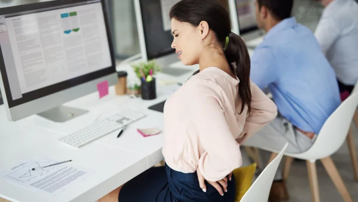 Sentarse erguido no es la única opción: otros tres consejos para mantener una buena postura