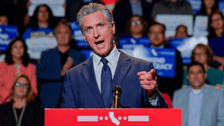 'Vamos a combatir el fuego con fuego': cómo el gobernador Gavin Newsom emergió como el líder de la oposición a Donald Trump en EE.UU.