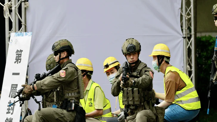 Cómo Taiwán se prepara para una potencial invasión de China con actores, sangre falsa y simulacros de ataques con misiles