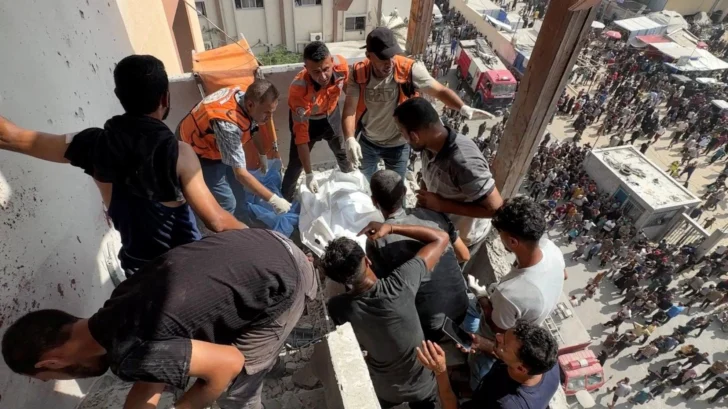 'No hay ningún lugar seguro': al menos 20 muertos, entre ellos 5 periodistas, en un doble ataque de Israel contra un hospital en Gaza