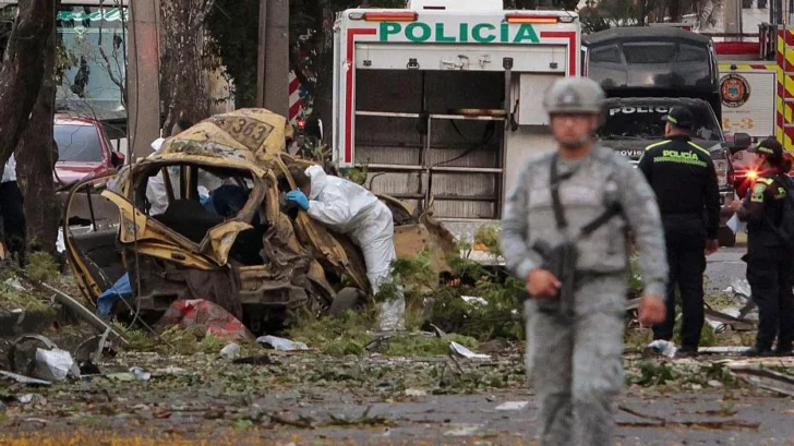 Un atentado con explosivos en Cali y el derribo de un helicóptero de la policía dejan al menos 13 muertos y decenas de heridos en Colombia