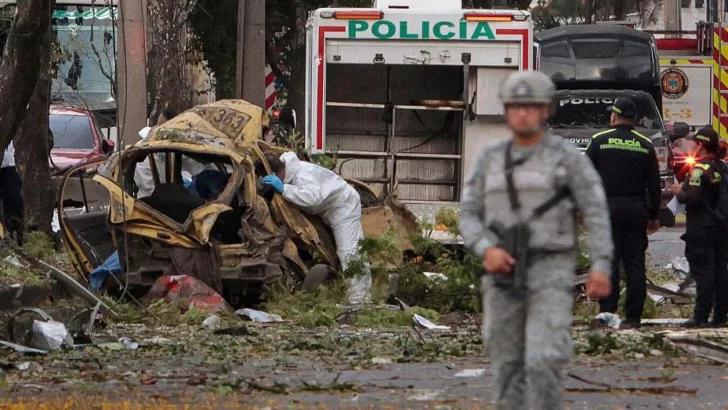 Un atentado con explosivos en Cali y el derribo de un helicóptero de la policía dejan al menos 13 muertos y decenas de heridos en Colombia