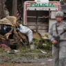 Un atentado con explosivos contra una base militar y el derribo de un helicóptero de la policía dejan al menos 19 muertos y decenas de heridos en Colombia